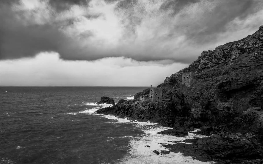 A Photographer’s Guide to two of Cornwall’s iconic Mines: Moody Landscapes in Bad Weather